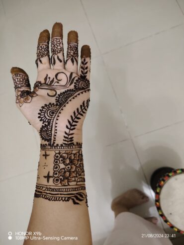 Henna on hands and henna lessons