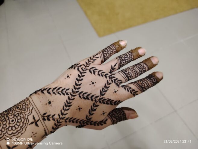 Henna on hands and henna lessons